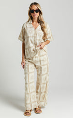 Cassidy Shirt - Short Sleeve Linen Look Shirt in Beige Sun Print